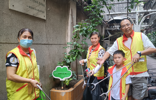 居民和親子志願者參與每月撿拾垃圾活動