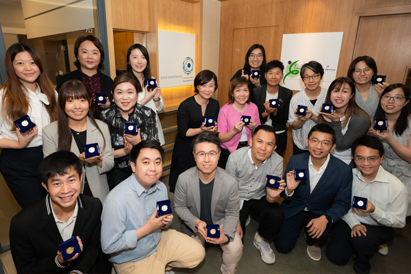 獲獎同工手持嘉許獎章合照