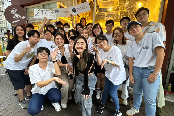 Wesley與青成共創計劃的同伴及導師在咖啡店合照