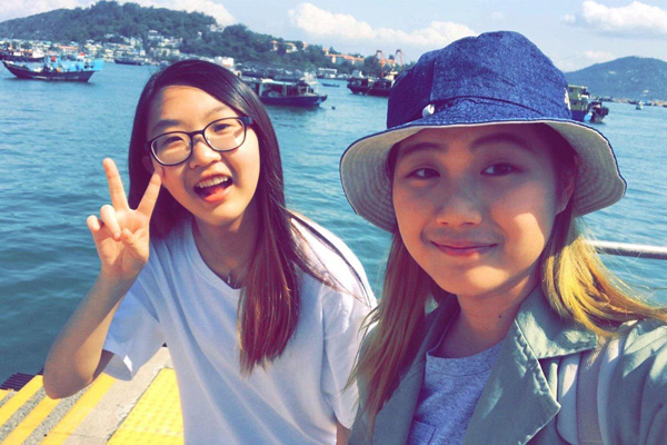 俩人青少年時合照