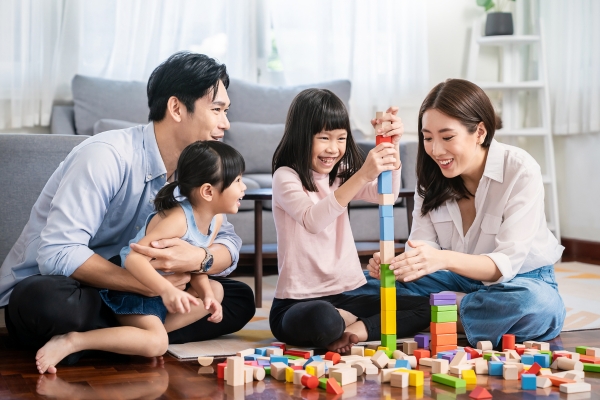 資料圖片:一家人玩積木