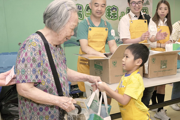 企業親子義工向長者派發福包