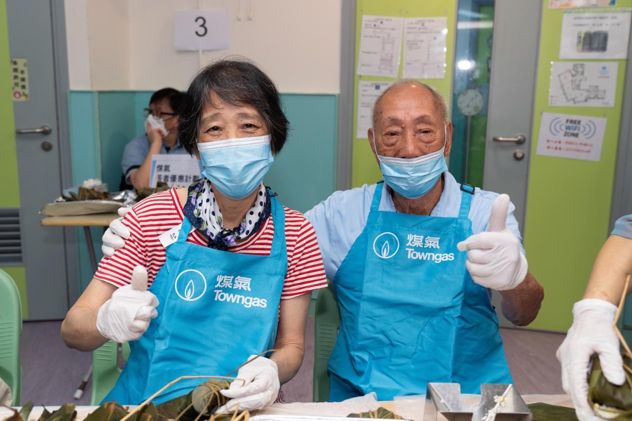  Grandpa Chan (right), who has already applied for the Towngas Concession Scheme, expressed that the scheme can help reduce their daily expenses.