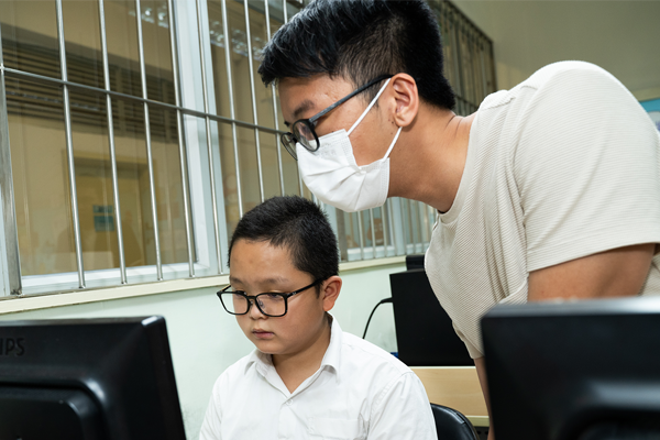  Tutor teaching Kin coding