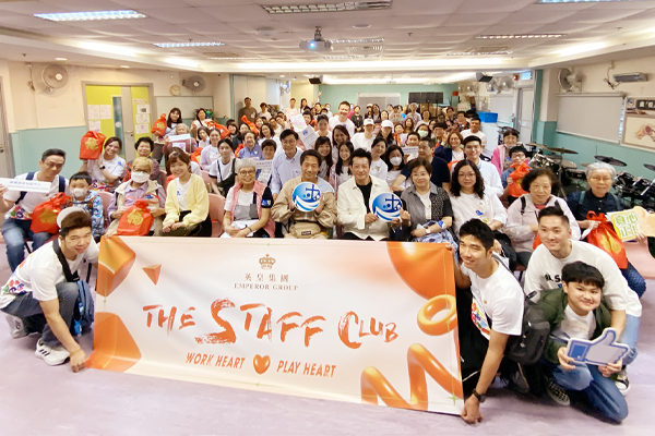  Corporate volunteers and elderly volunteers conduct home visits together. 